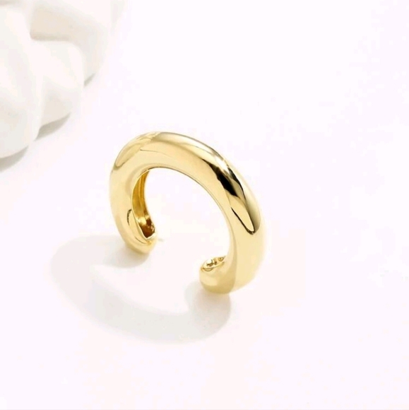 💥LAST ONE💥14k Gold Plated Minimalist Ear Cuff, unisex - Picture 3 of 3